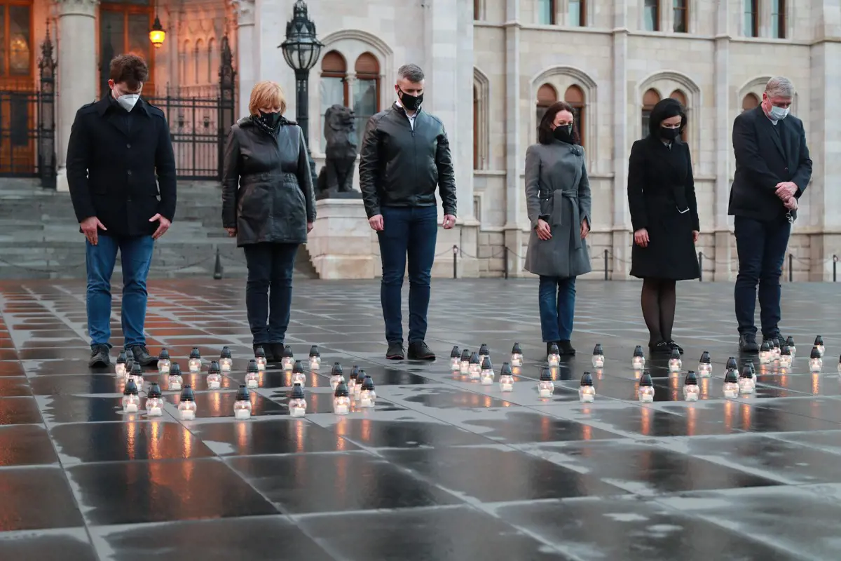 Közös gyertyagyújtással emlékezett a koronavírus 25 ezer magyar áldozatára az ellenzék