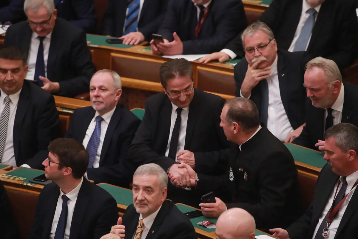 Egyetlen képen több év börtön: Völner és Boldog a parlamentben
