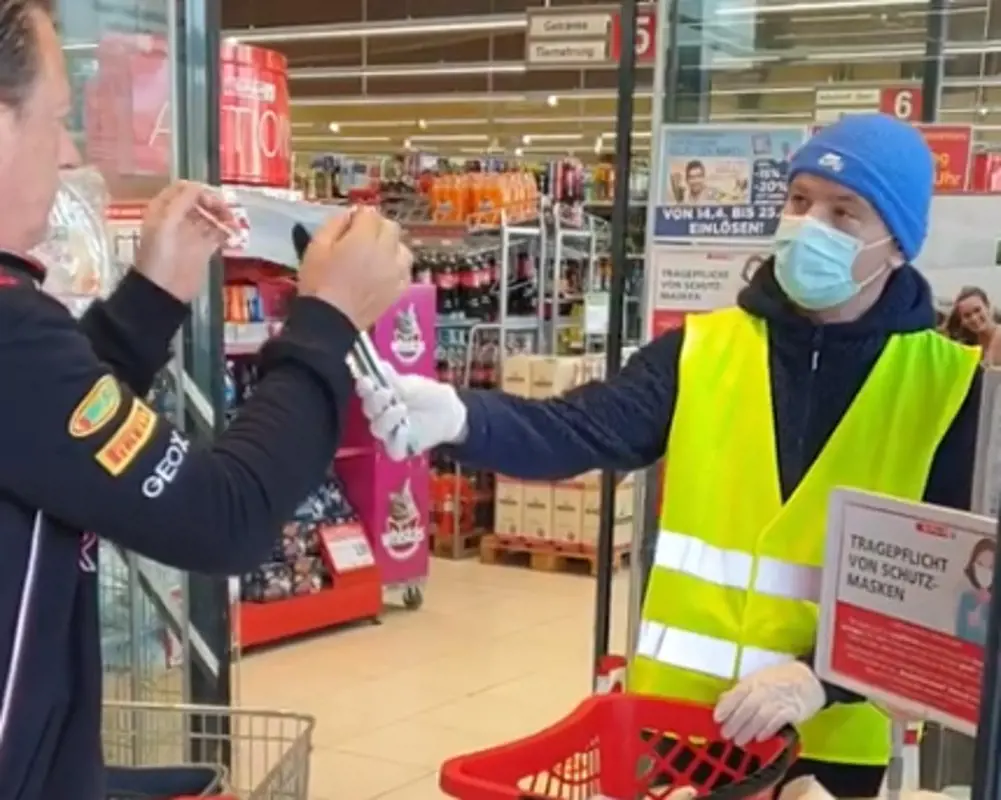 Videó: ingyen osztják a maszkot az osztrák vásárlóknak, nálunk több tízmillió áll raktárakban