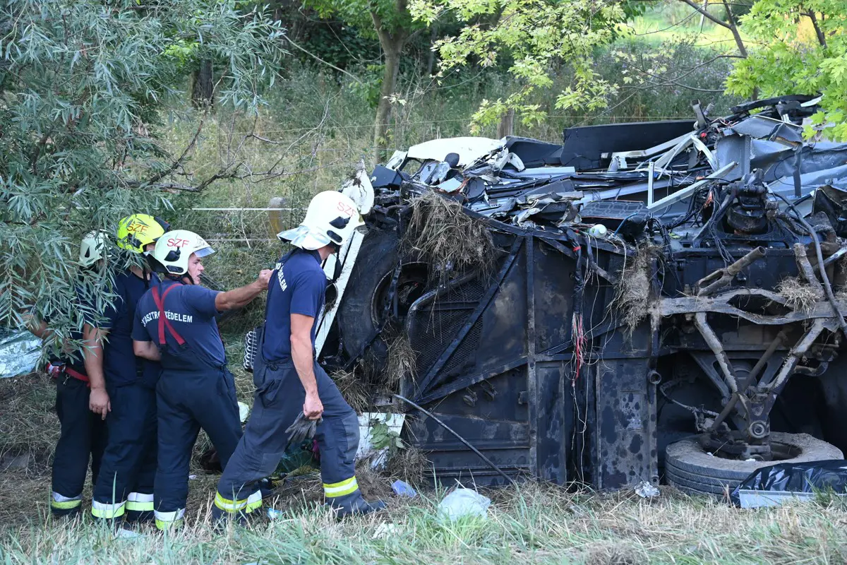 Felborult egy busz az M7-esen, nyolc ember meghalt - Horvátországból tartottak hazafelé a turisták