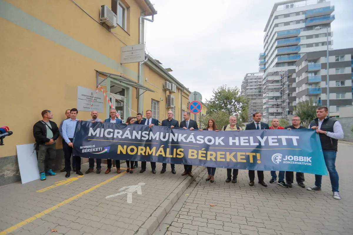 Az Országos Idegenrendészeti Főigazgatóság épülete előtt akciózott a Jobbik-Konzervatívok