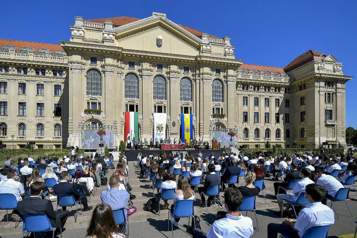 Hibrid oktatást vezetnek be a Debreceni Egyetemen hétfőn