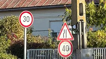 Káosz az utakon: amikor a KRESZ-táblák egymásnak is ellentmondanak
