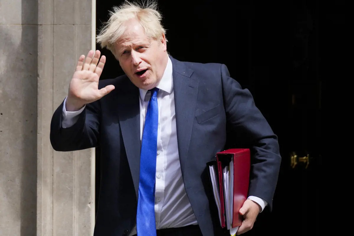 Saját miniszterei mondatnák le Boris Johnsont, de a brit kormányfő nem enged
