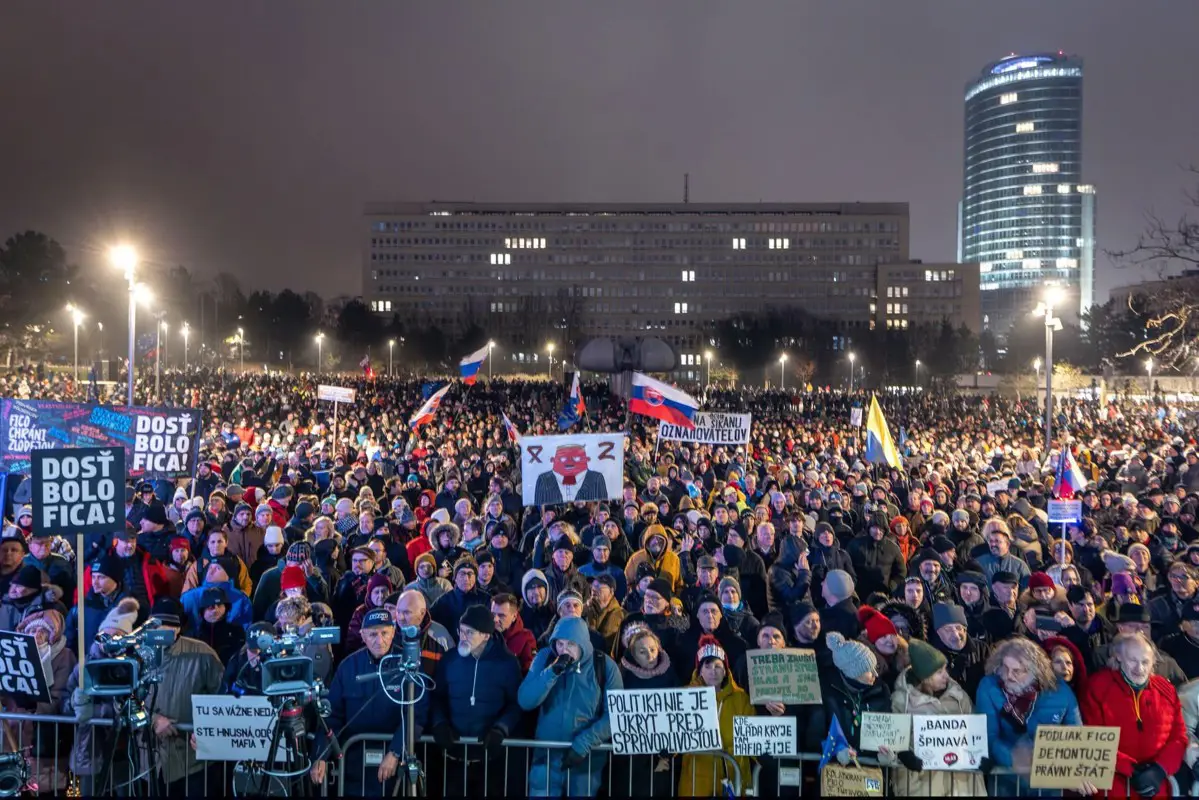 Több ezren, köztük magyarok is tiltakoztak Orbán Viktor barátjának kisebbségellenes törvénye ellen