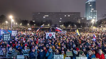 Több ezren, köztük magyarok is tiltakoztak Orbán Viktor barátjának kisebbségellenes törvénye ellen