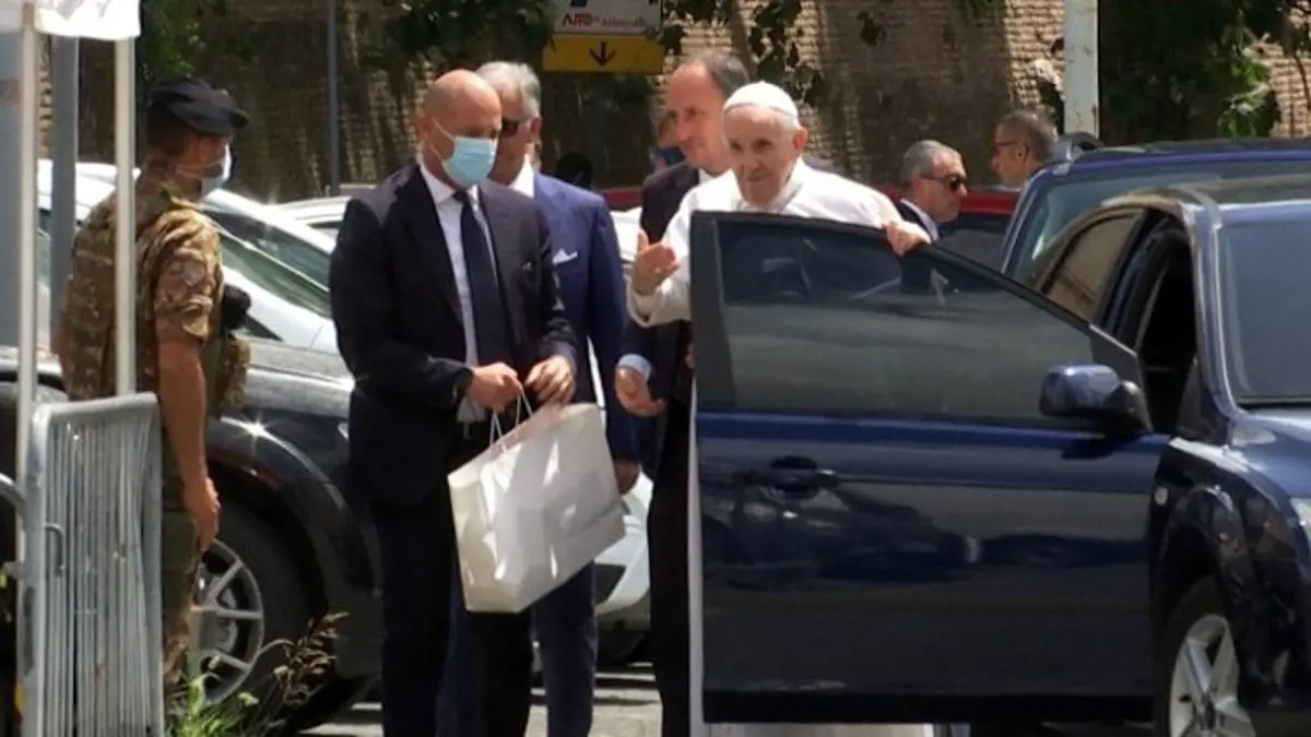 Ferenc pápa visszatért a Vatikánba a kórházból