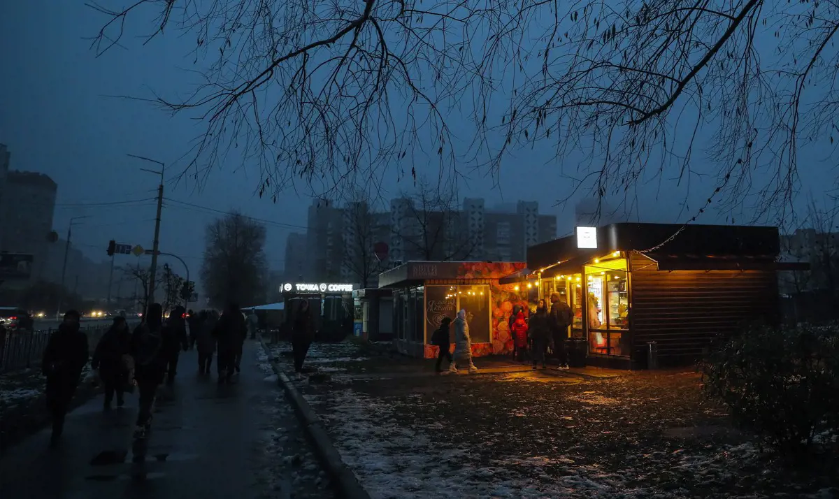 Kijev bizakodhat: egyre több lakásban hozzák helyre az áramellátást és a fűtést