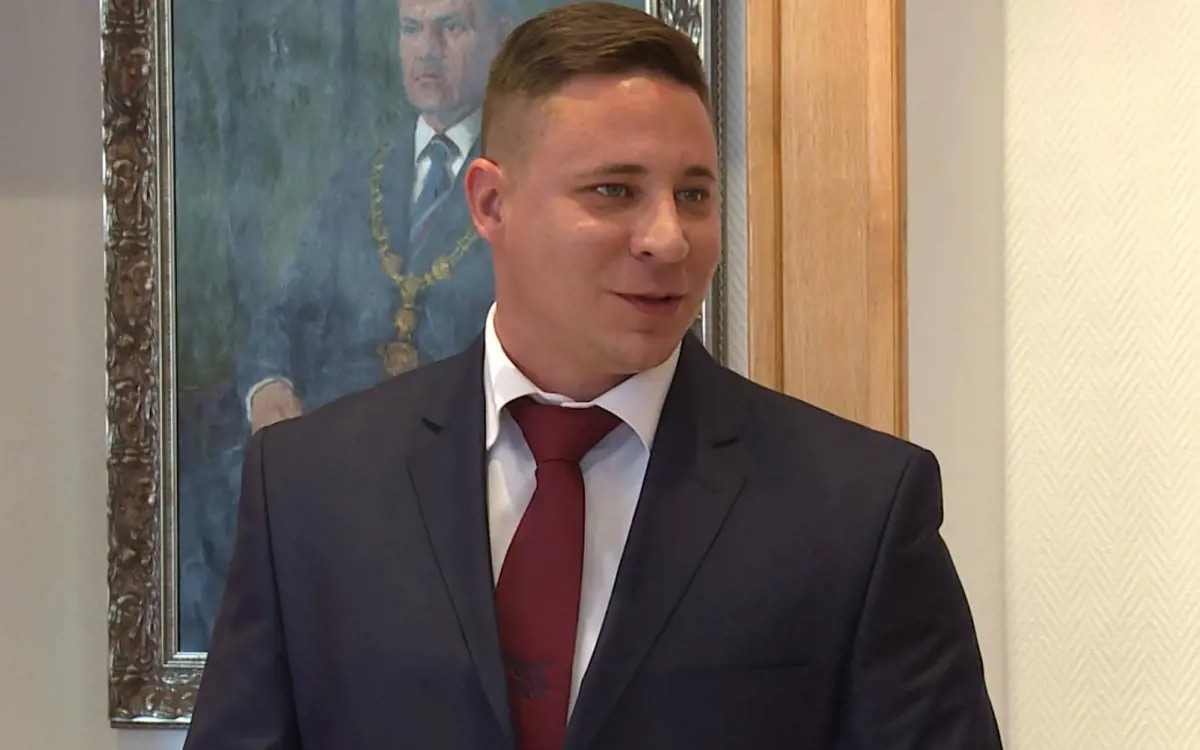 A végrehajtók páncélszekrényéből kivett pénzzel fizette ki a korrupt fideszes államtitkárt Schadl György