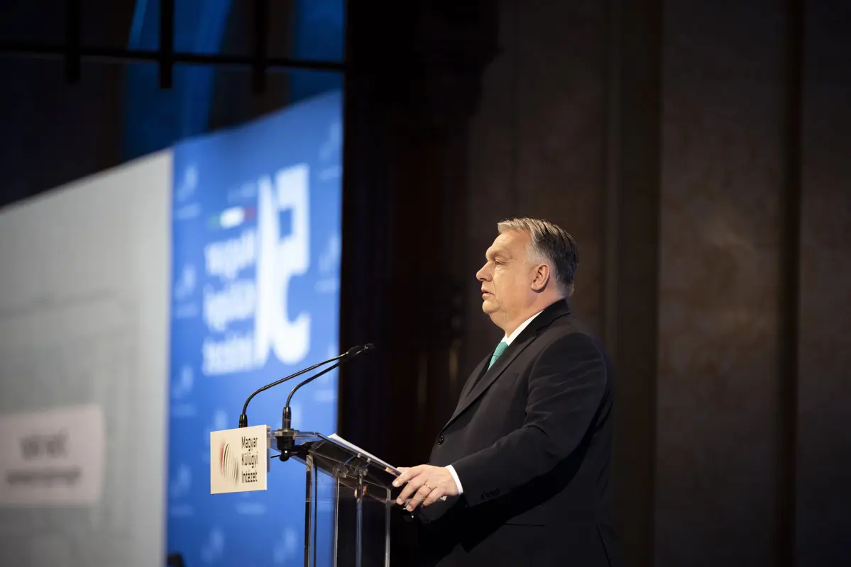 Orbán Viktor 2 percre megállt válaszolni a kormánykritikus sajtónak, maradunk-e az EU-ban
