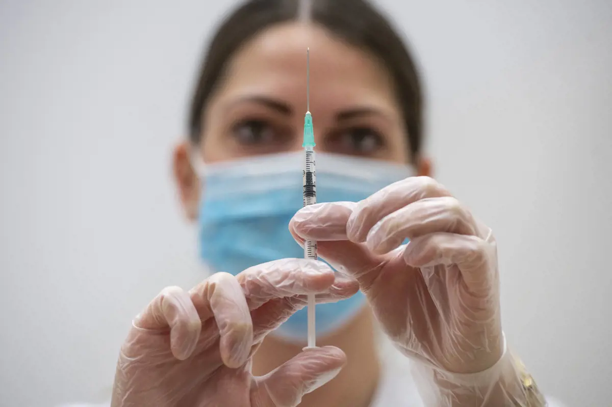 Szlávik: semmilyen komolyabb mellékhatást nem tapasztaltak a védőoltások után