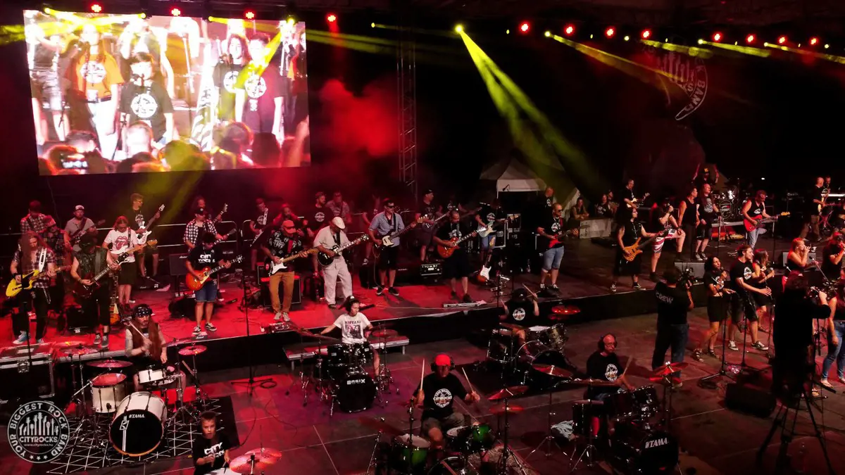 150 rockzenész egy óriásszínpadon - megjelentek Magyarország legnagyobb rockzenekarának legújabb koncertfilmjei