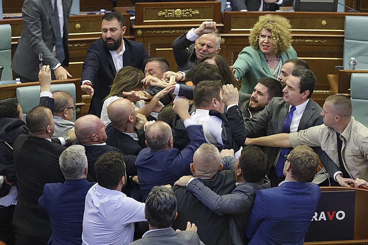 Vízzel próbálták leönteni a miniszterelnököt, majd verekedés tört ki a koszovói parlamentben