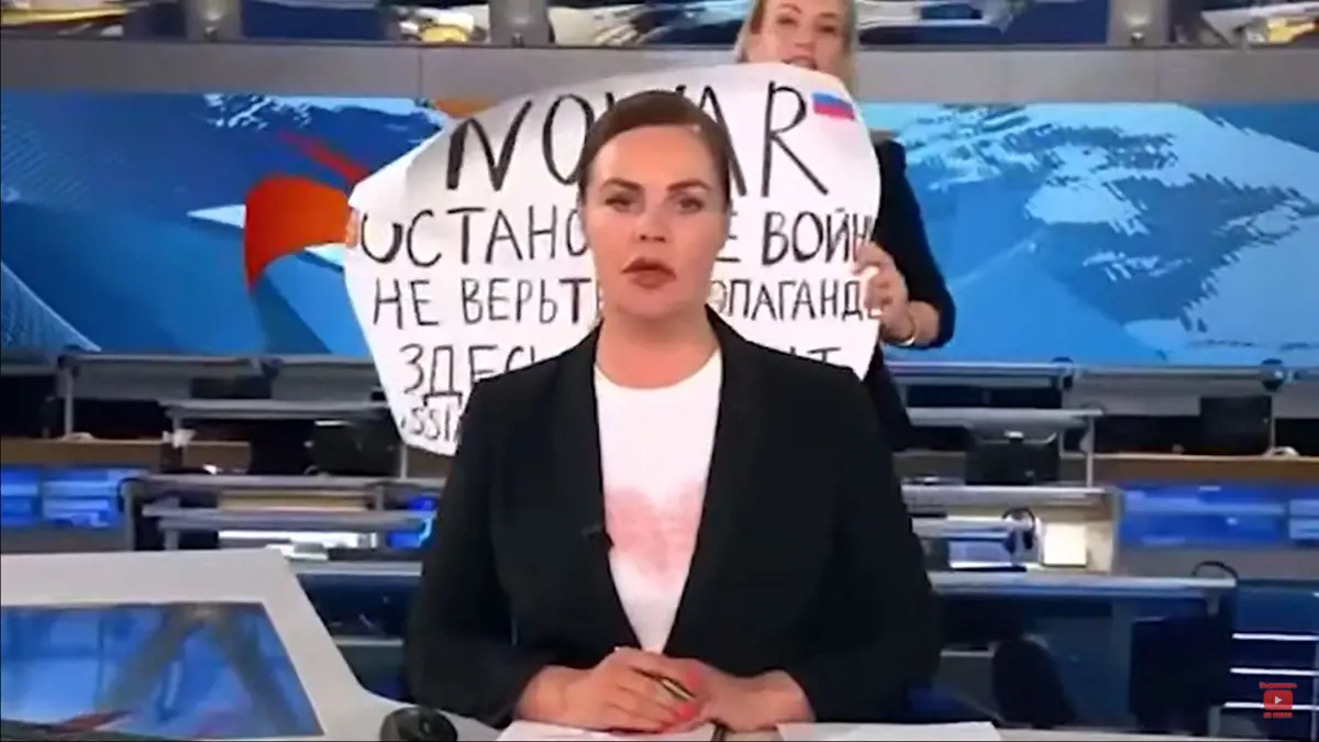 Az orosz híradó élő adásába viharzott be egy háborúellenes táblát tartó nő