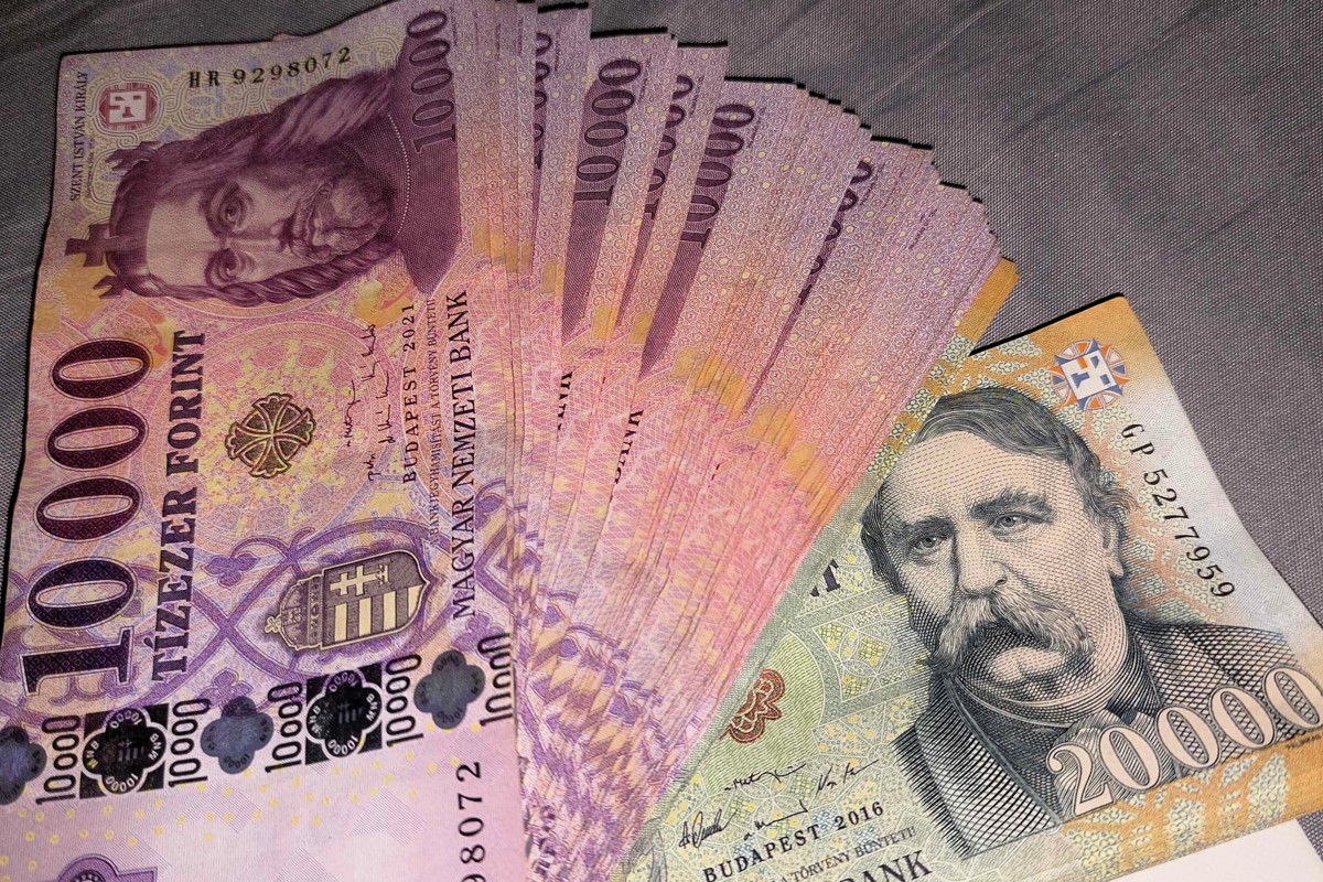 645 300 forintra kopott a bruttó átlagkereset áprilisban