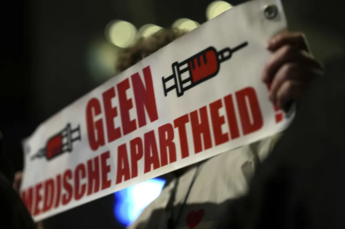Amszterdamban rohamrendőrök csaptak szét egy korlátozások elleni tüntetésen