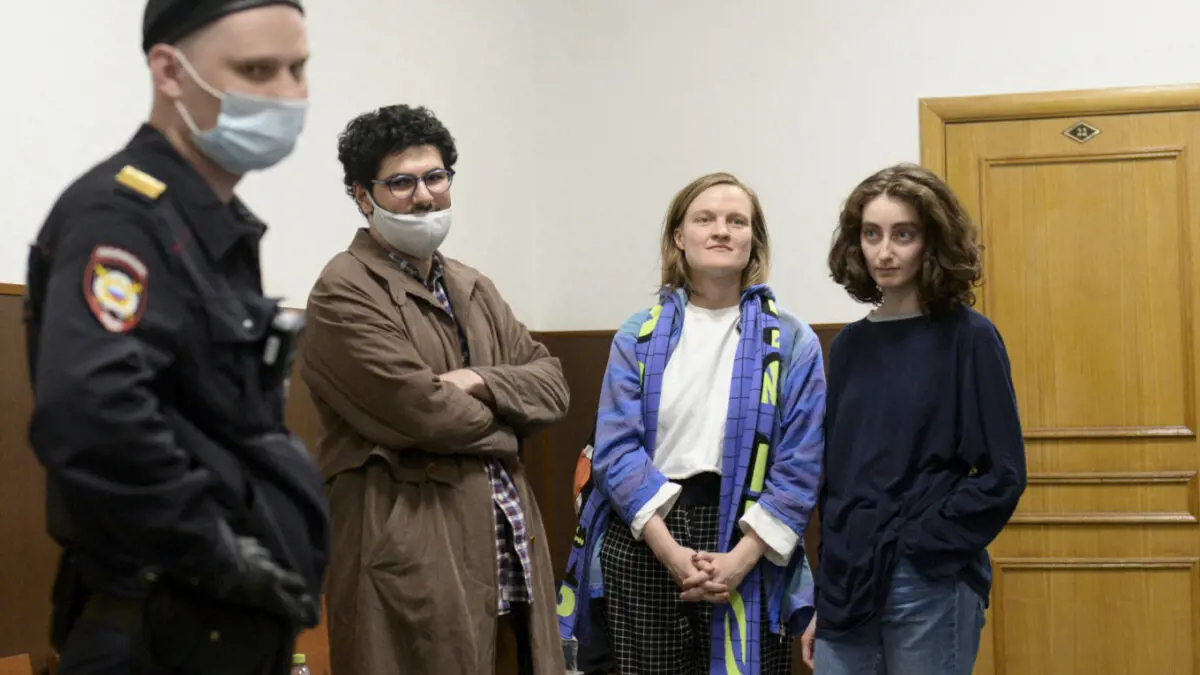 Házkutatást tartott az orosz rendőrség egy diáklapnál, négy újságírót őrizetbe vettek