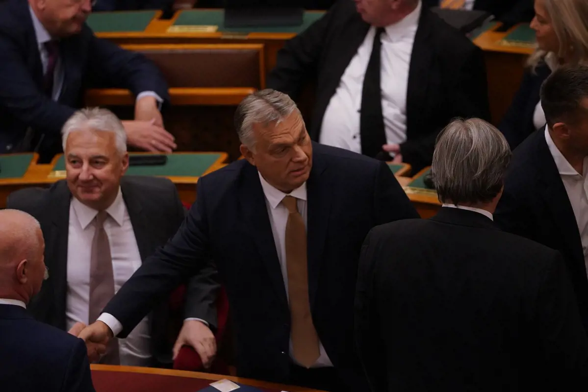 Orbán Viktornak szegezte kérdéseit az ellenzék, főleg ígéretcunamival és panelekkel felelt