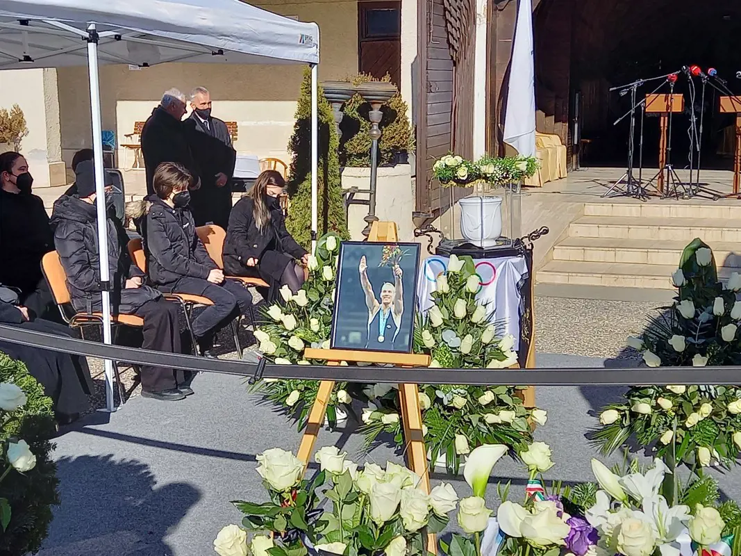 A család, sportolók, politikusok és gyászolók százai vettek búcsút Csollány Szilvesztertől a Farkasréti temetőben
