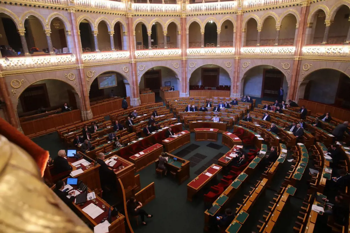 Az Alaptörvény tizedik módosításával rögzítené a lakhatáshoz való jogot a Jobbik