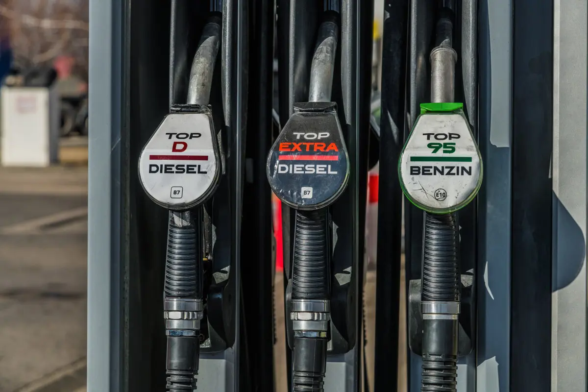 Durva áremelés várható a benzinkutakon: Szerdától 7-7 forinttal kerül többe a benzin és a gázolaj is