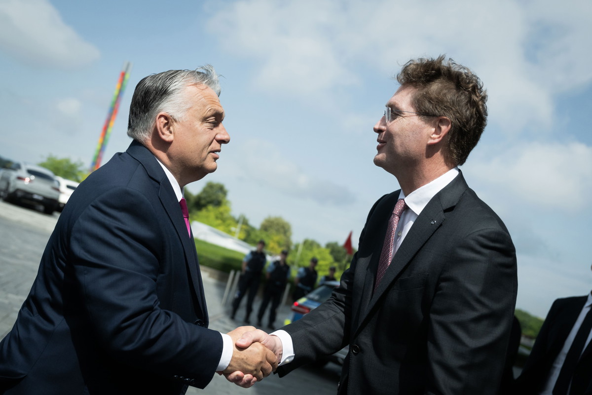Orbán Viktor még a német-magyar meccs előtt összefutott a Mercedes-vezérrel