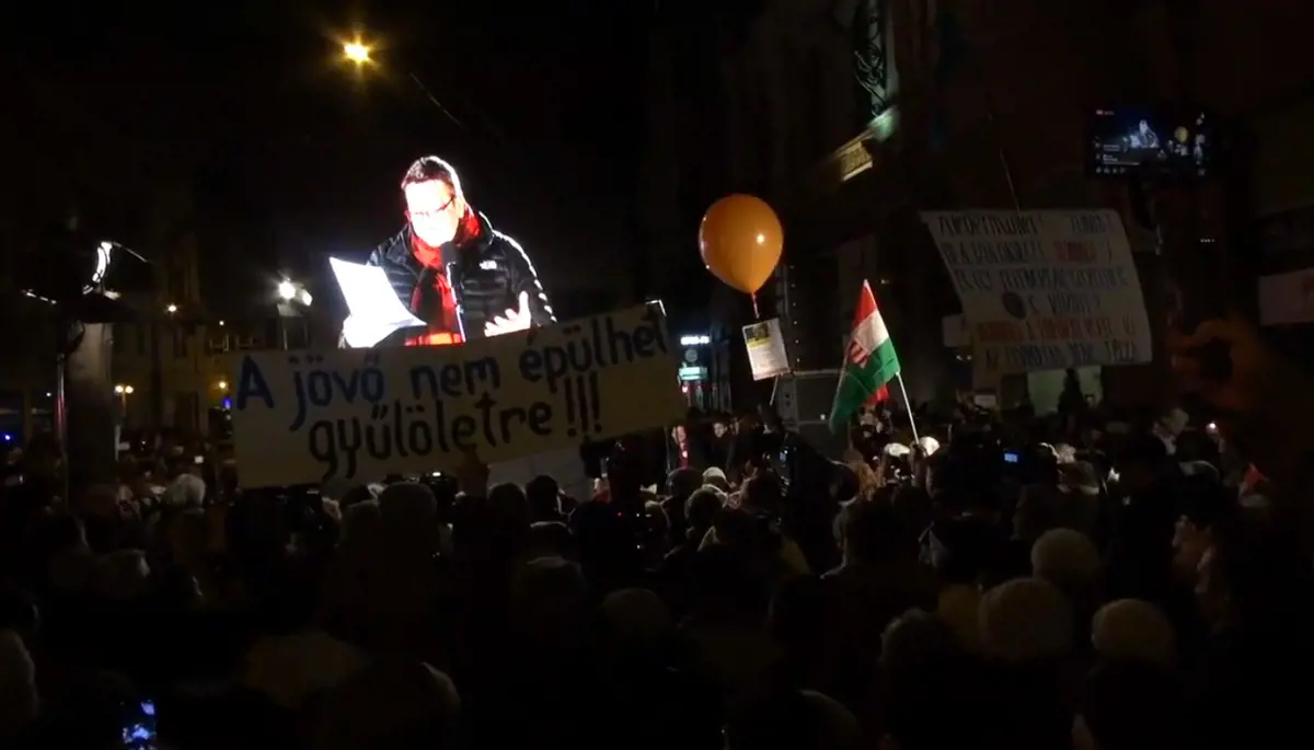Újságírókat inzultáltak és egymásnak estek a tüntetők a Fidesz antigyűlölet tüntetésén
