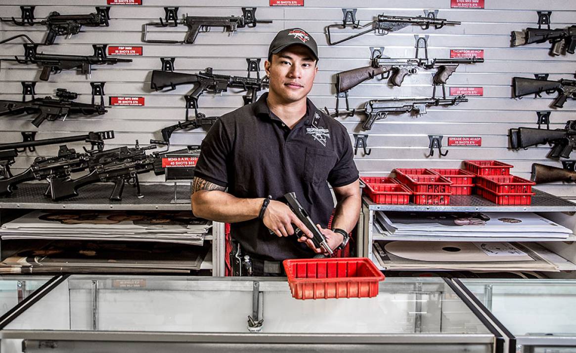 Любимые оружия людей. Магазин оружия. Магазин оружия в Америке. Оружейный магазин в США. Оружейный склад.